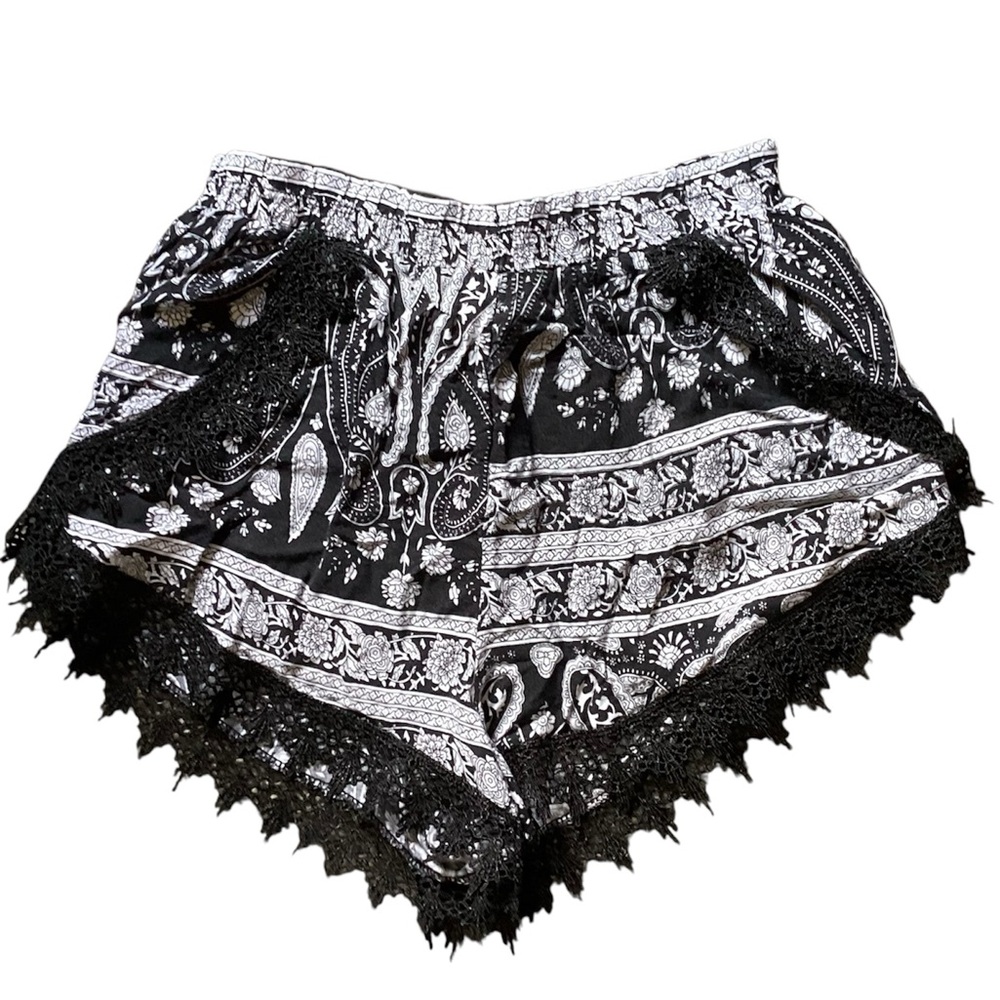 Boho lace trimmed shorts. S